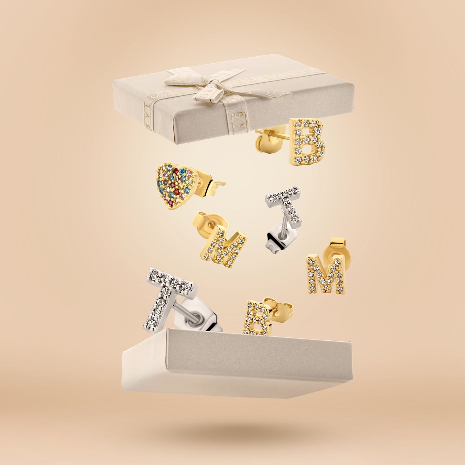Letetr stud earrings