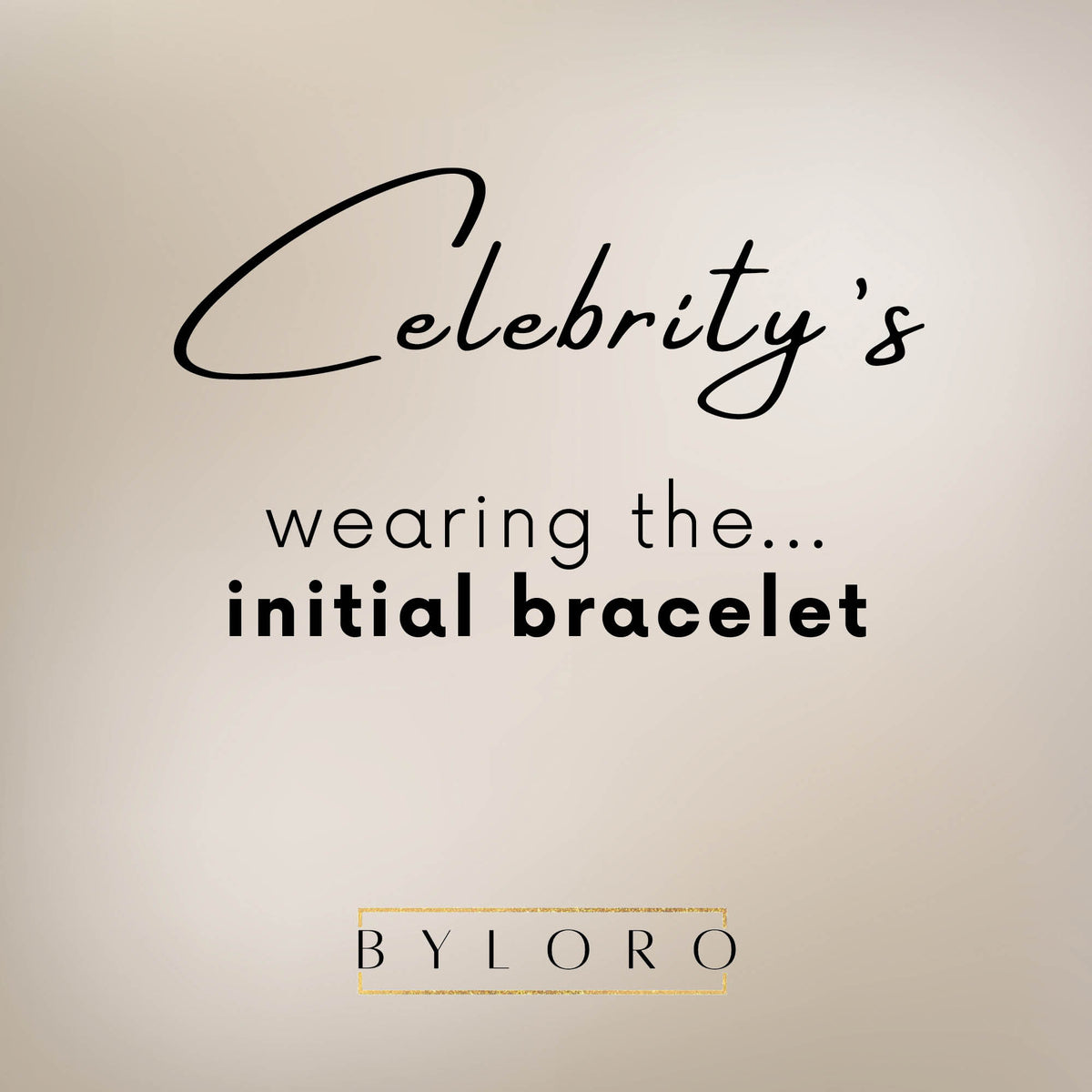 Een beige tekstkaart van Byloro met de woorden Celebrity’s wearing the initial bracelet.