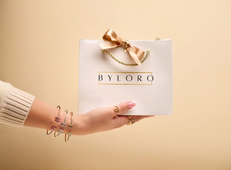 Luxe Byloro cadeauverpakking gepresenteerd in de hand