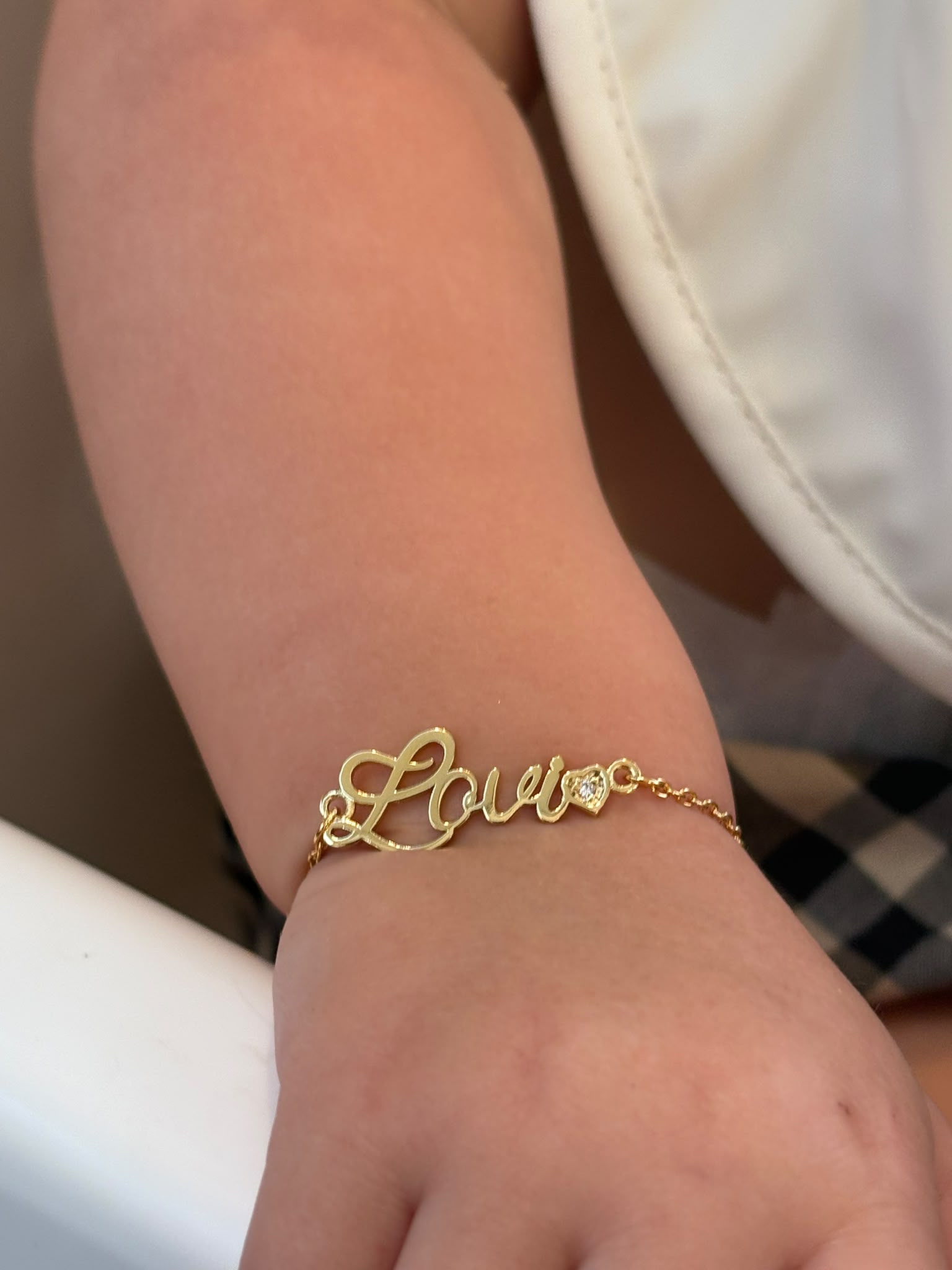 Echte productfoto van de Lovi Baby bracelet gedragen om een kinderpols